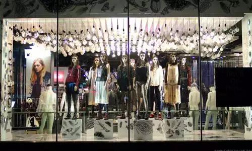 萬圣節(jié)帶動零售服裝消費 美國鞋帽市場預(yù)計達(dá)33.5億美元